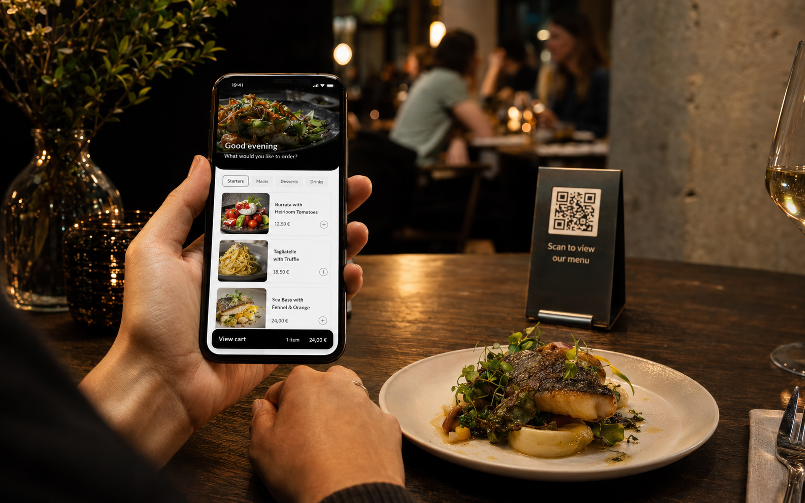 Gast bestellt im Restaurant über ein QR-Menü auf dem Smartphone